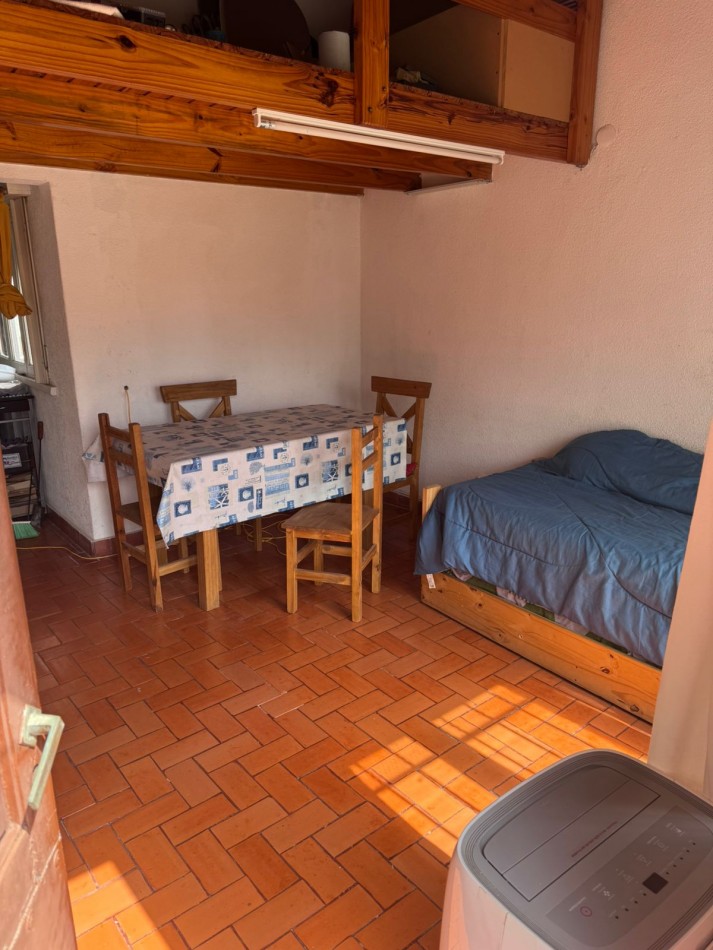 DEPARTAMENTO A LA CALLE EN PRIMER PISO